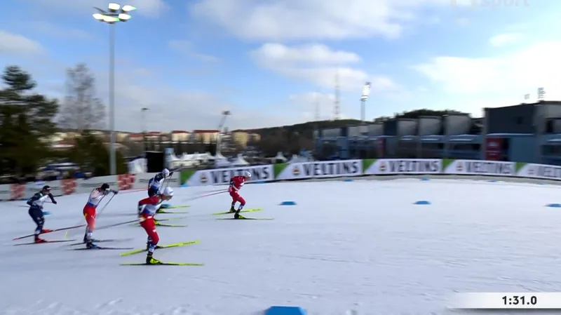 Finále sprintu volnou technikou na SP v Lahti s vítězným Klaebem