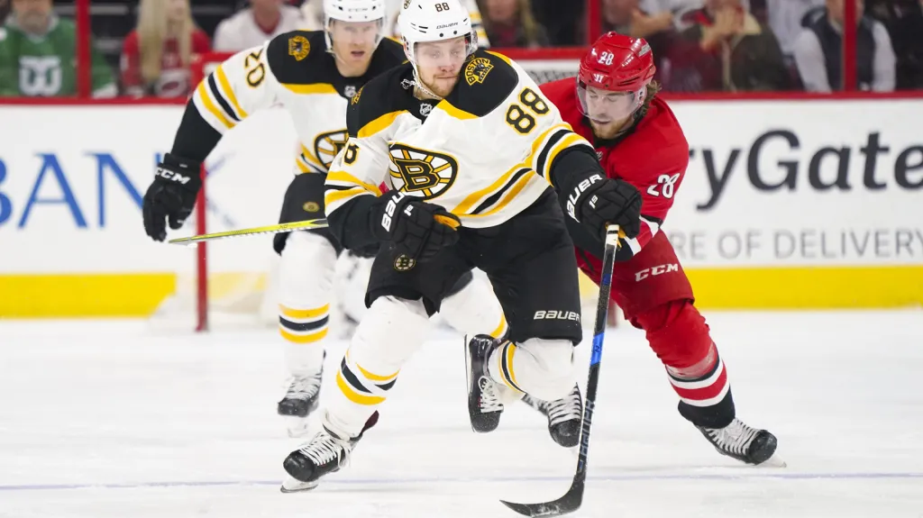 David Pastrňák v utkání s Carolinou