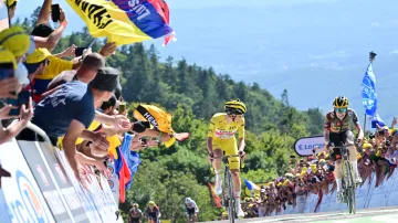 Pak už to byl souboj Tadeje Pogačara s Jonasem Vingegaardem. Před cílem věnoval Slovinec svému soupeři dlouhý pohled