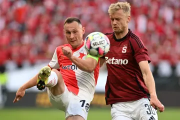 Jan Bořil ze Slavie (vlevo) v souboji s Jaroslavem Zeleným ze Sparty