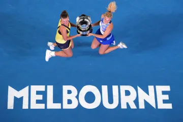 Krejčíková se Siniakovou oslavují zisk sedmé grandslamové trofeje