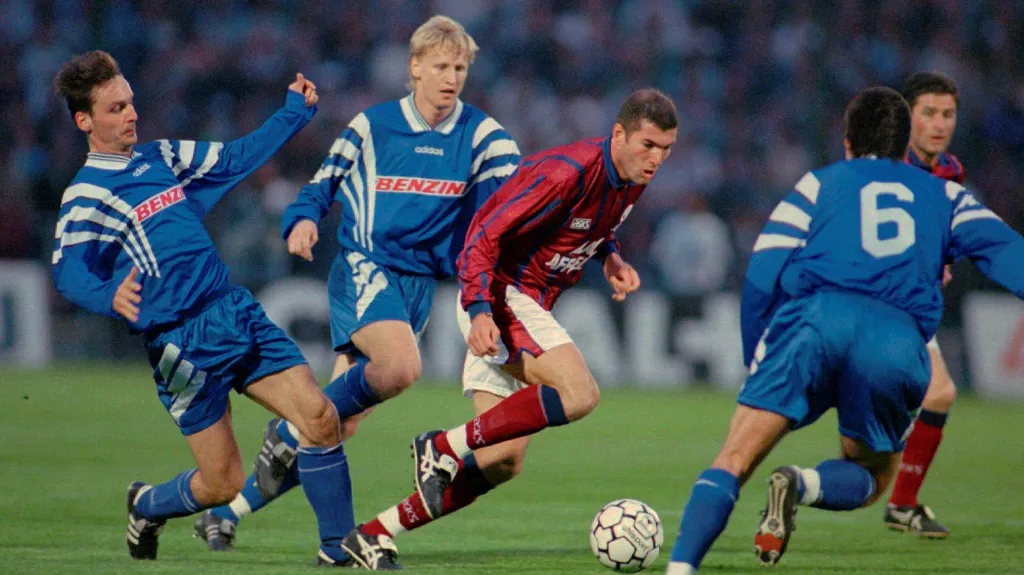 Fotbalisté Slavie se snaží zastavit Zinédina Zidana z Bordeaux