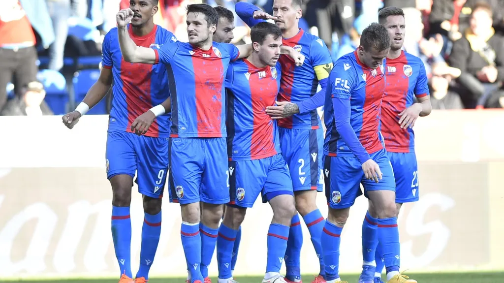 Fotbalisté Plzně oslavují gól v utkání proti Jablonci