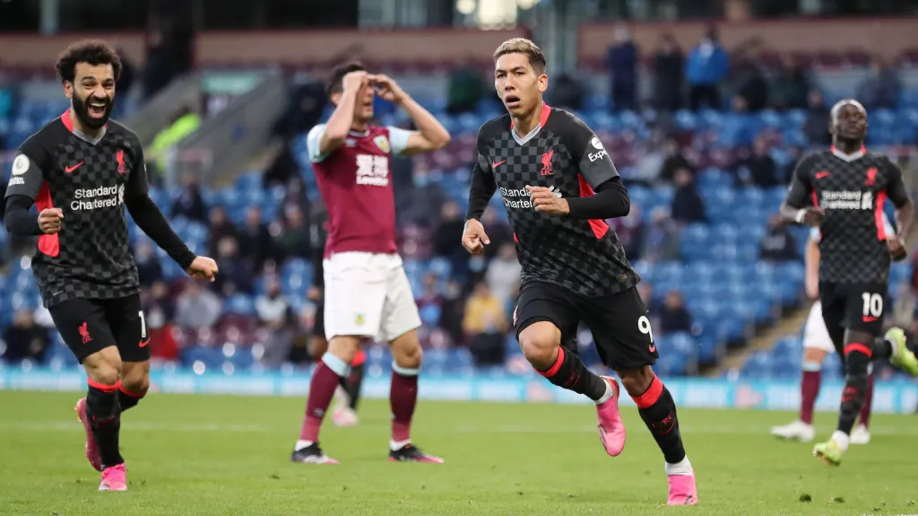 Fotbalisté Liverpoolu oslavují gól v utkání proti Burnley