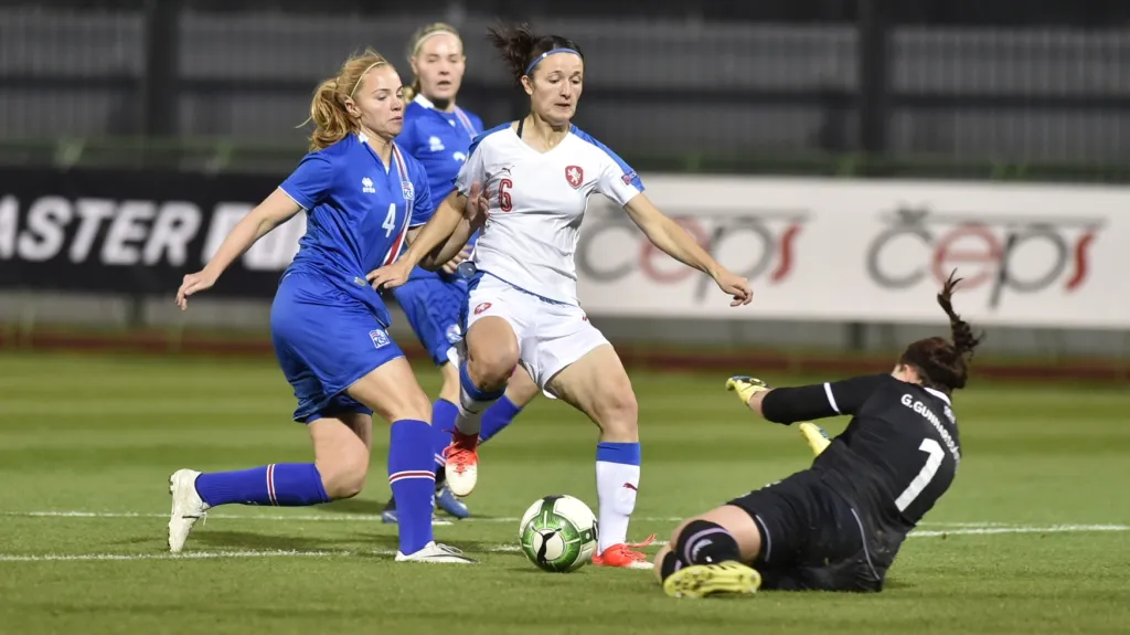Česká reprezentantka Eva Bartoňová (v bílém) v utkání s Islandem