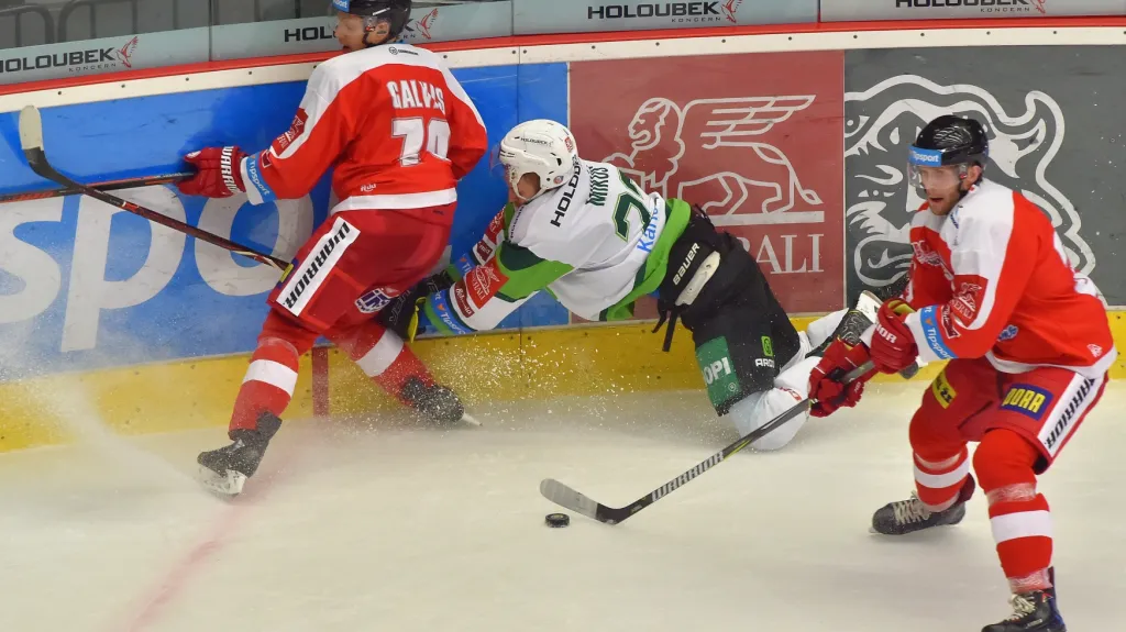 Olomoucký Jakub Galvas v souboji s Tomášem Mikúšem z Karlových Varů