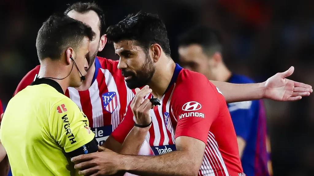Diego Costa v rozmíšce s rozhodčím Jesúsem Gilem Manzanem