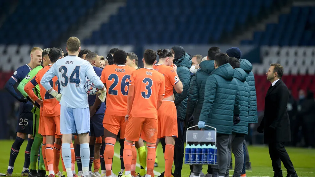 Diskuze se sudími v utkání PSG - Basaksehir