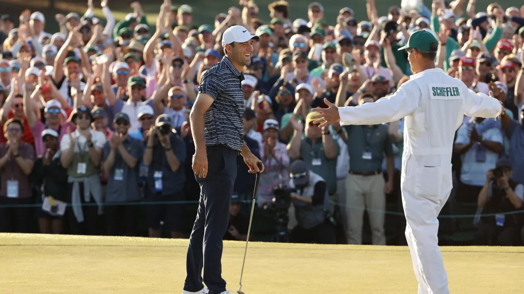 Scottie Scheffler (uprostřed) na Masters