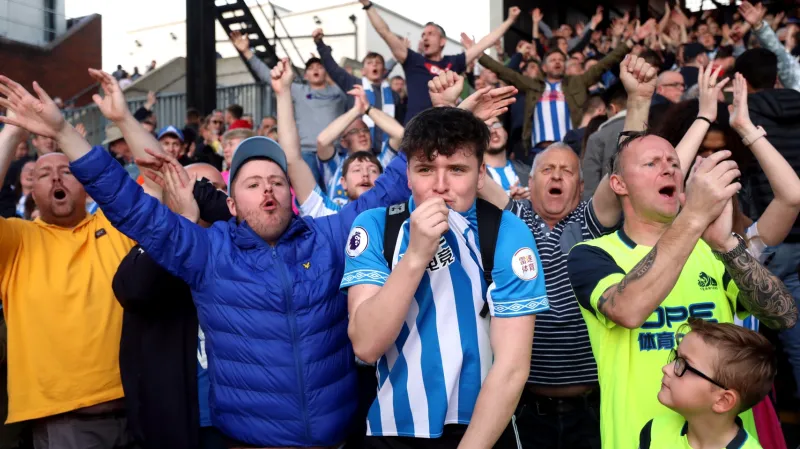 Fanoušci Huddersfieldu tleskají svým hráčům i po jistotě sestupu