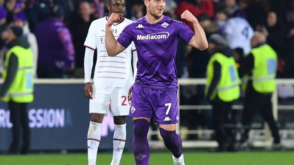Luka Jovič z Fiorentiny slaví trefu proti AC Milán