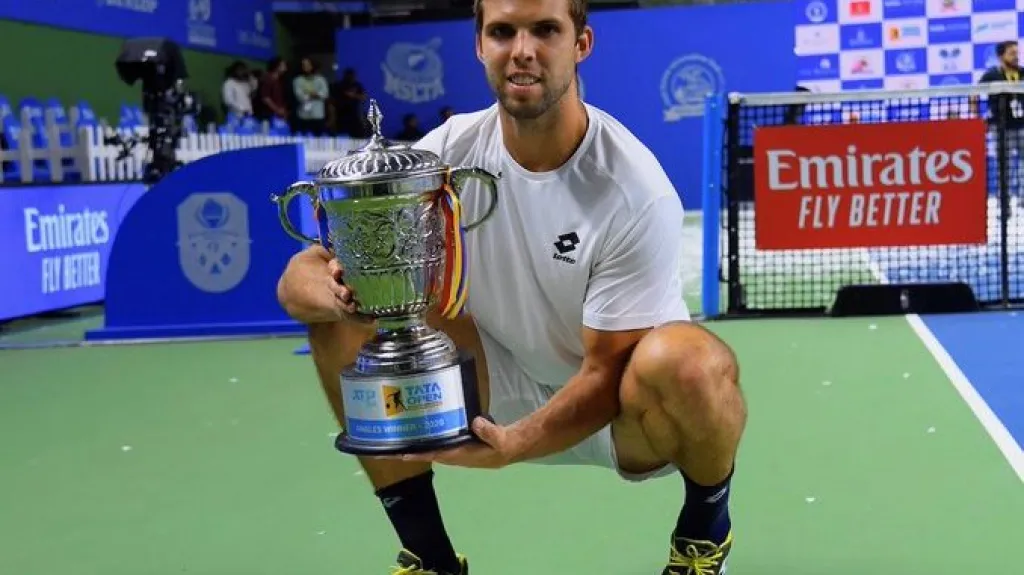 Tenista Jiří Veselý s trofejí pro vítěze turnaje ATP v Puné