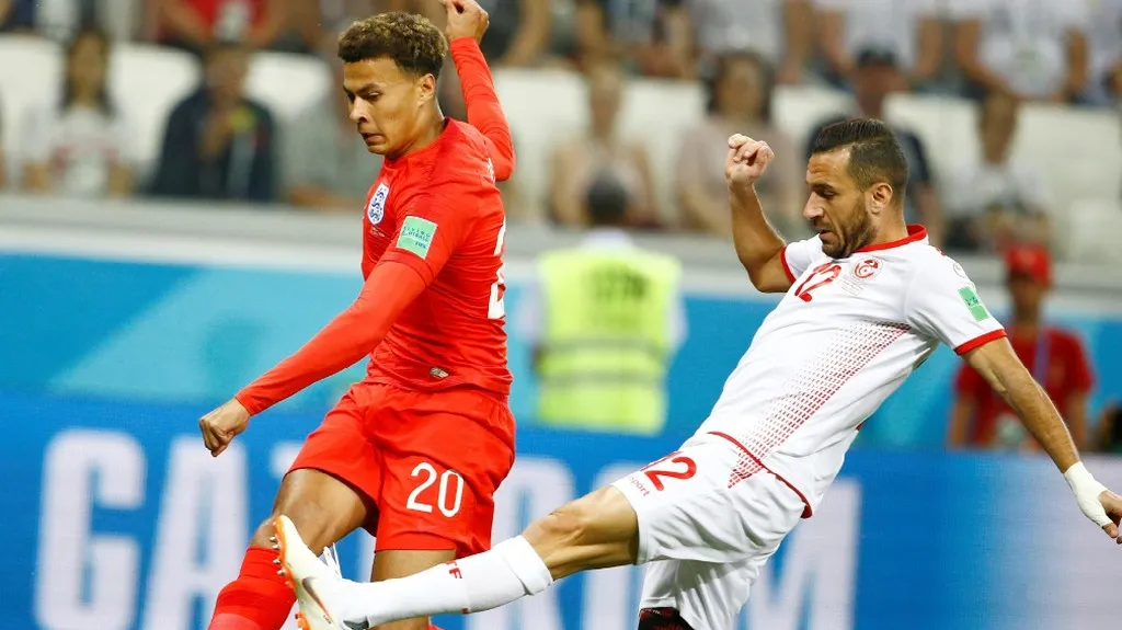 Dele Alli (vlevo) v utkání s Tuniskem