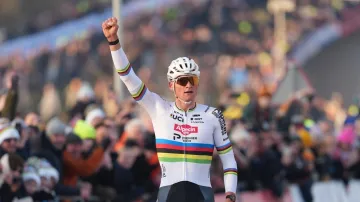 Závěr závodu cyklokrosařů v Hoogerheide s vítězným van der Poelem