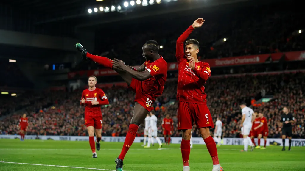 Fotbalisté Liverpoolu oslavují gól