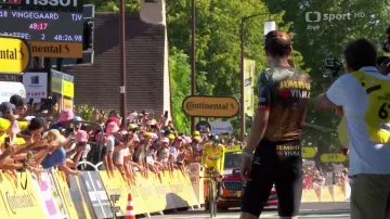 Emoce Jonase Vingegaarda a Wouta van Aerta v cíli 20. etapy