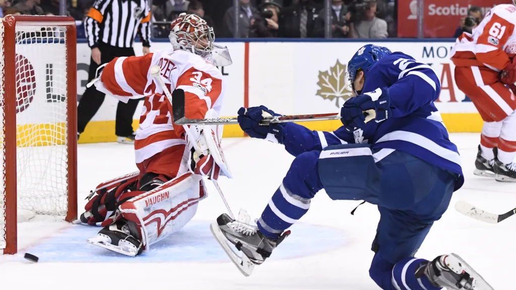 Petr Mrázek zasahuje v utkání proti Torontu