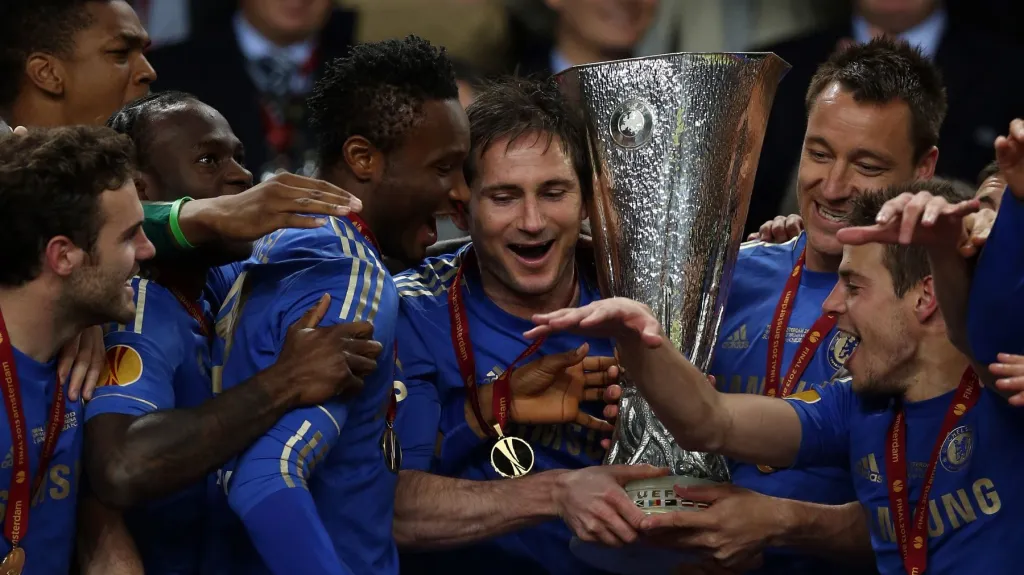 Hráči Chelsea s trofejí pro vítěze Evropské ligy