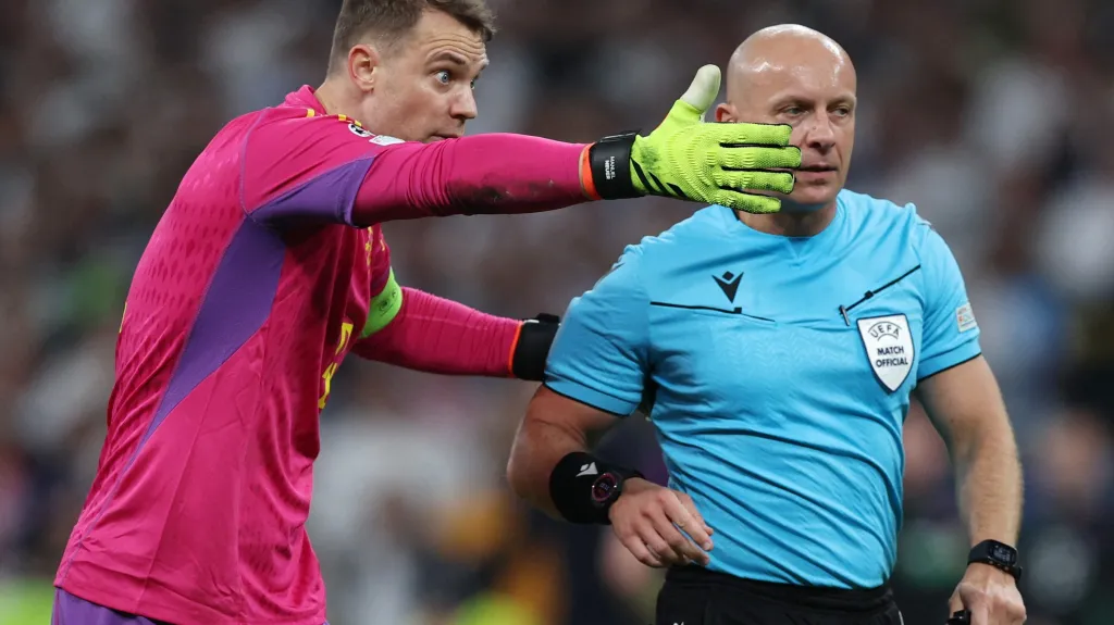 Manuel Neuer v diskusi s rozhodčím Marciniakem