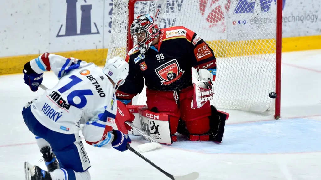 Brněnský forvard Luboš Horký skóruje proti Hradci Králové