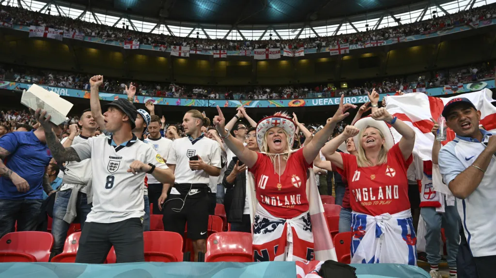 Fanoušci ve Wembley při finále Eura 2020