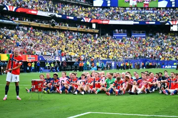 Norský fotbalový tým oslavuje vítězství nad Brazílií v osmifinále mistrovství světa