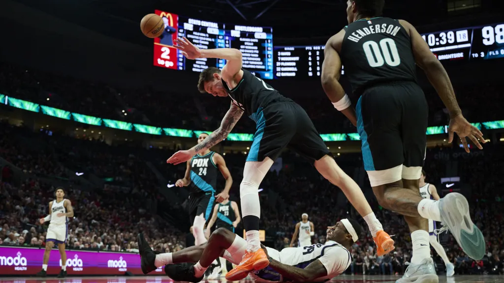 Vít Krejčí (uprostřed) během duelu Portlandu a Sacramenta