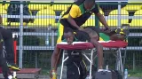Usain Bolt se před rozběhy ve sprintu na 100 metrů oddával masáži