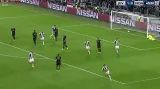 Gól v utkání Juventus - Monako: Alves - 2:0 (44. min.)