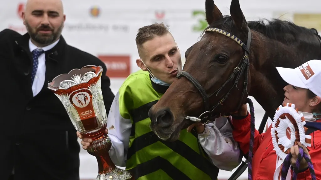 Trenér Radek Holčák sleduje zpovzdálí vítězného Hegnuse s žokejem Lukášem Matuským