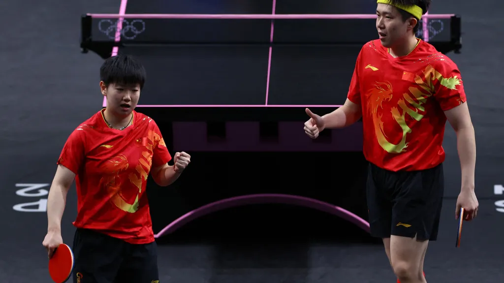 Čínští stolní tenisté Wang Čchu-čchin a Sun Jing-ša