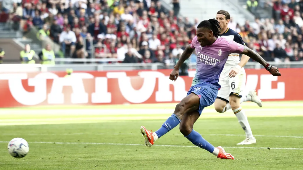 Leao střílí třetí gól AC Milán v zápse s Lecce