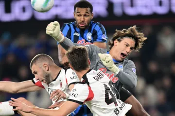 Souboj brankáře Atalanty Marco Carnesecchiho s hráči AC Milán