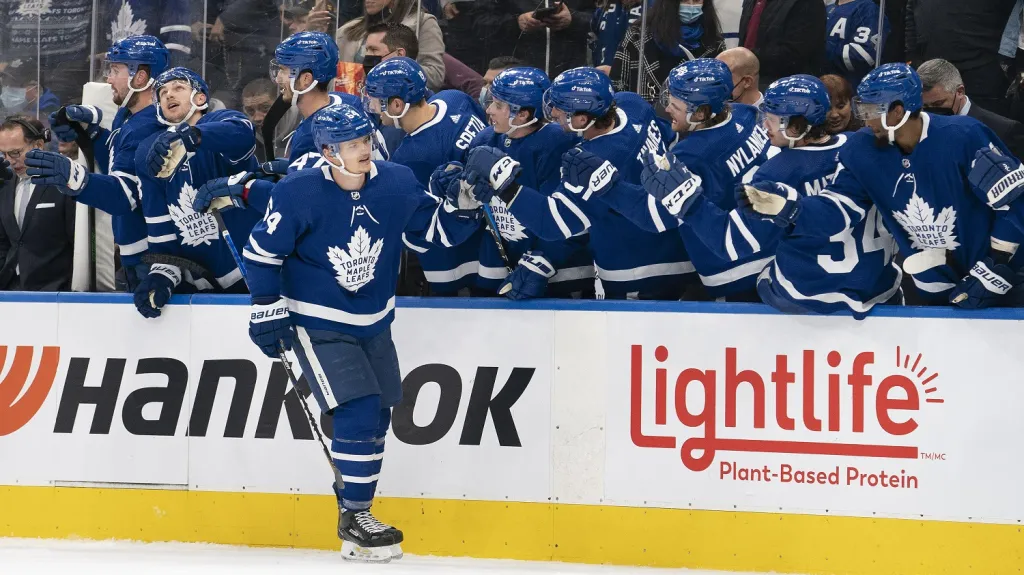 David Kämpf slaví gól se spoluhráči