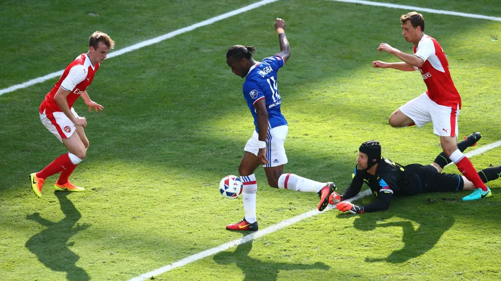 Didier Drogba překonává Petra Čecha