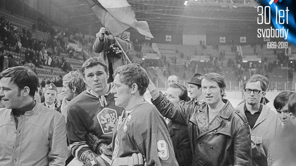 Kapitán československé reprezentace Jozef Golonka s fanoušky na ledě