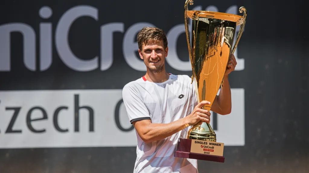 Vít Kopřiva s trofejí pro vítěze Czech Open
