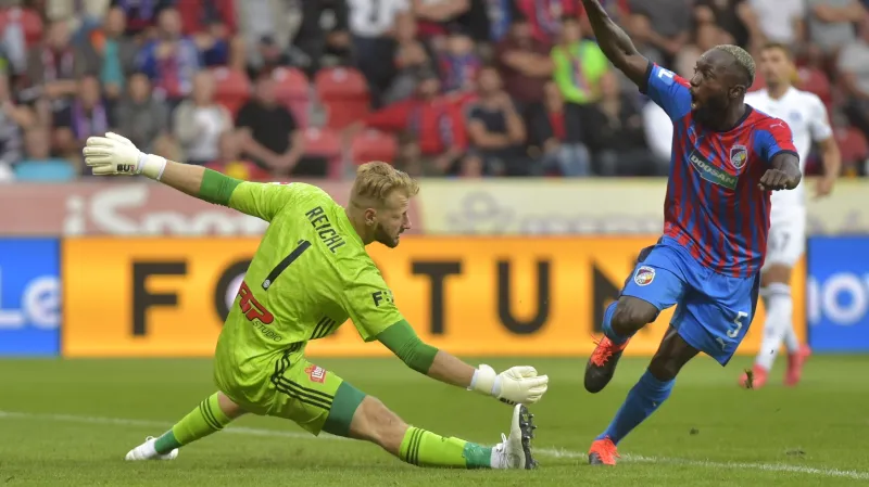 Joel Kayamba z Plzně střílí gól v utkání se Sigmou Olomouc