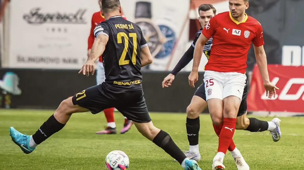 Brněnský Tomáš Břečka u míče v utkání s Vyškovem