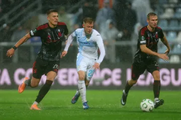 Patrik Vydra v zapršeném prvním poločase utkání v Rijece