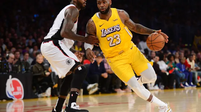 Leonard dovedl Clippers k výhře ve vánočním derby