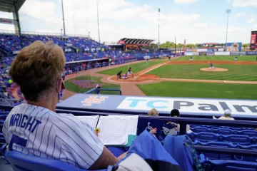 Přípravné baseballové utkání v USA s diváky v ochozech