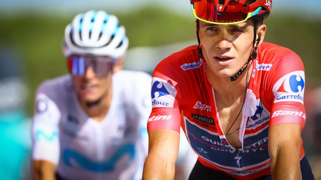 Remco Evenepoel a v pozadí Enric Mas