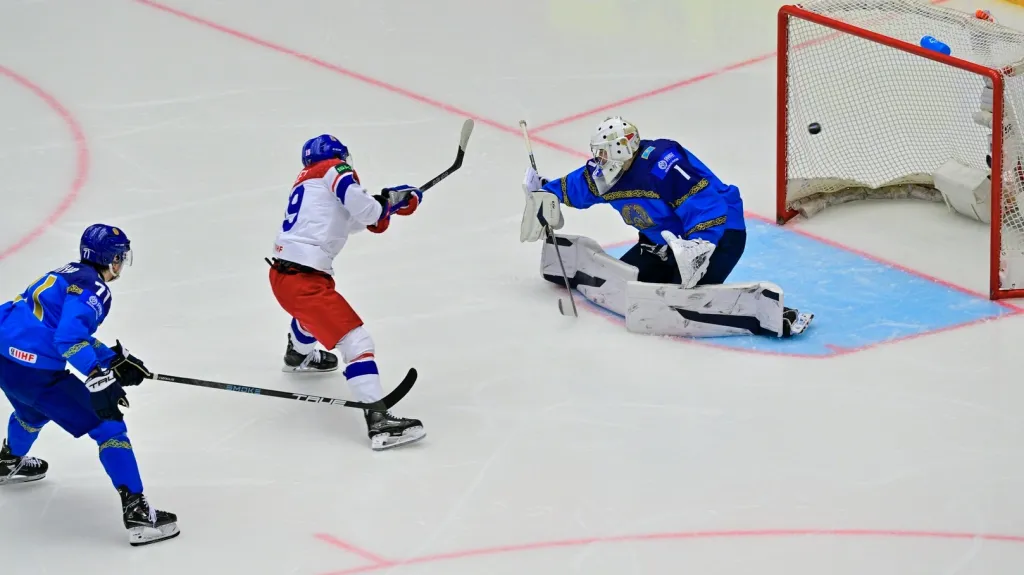 Jakub Flek v gólovém úniku proti Kazachstánu