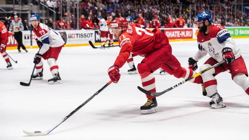 Český bek Radko Gudas brání Ilju Kovalčuka