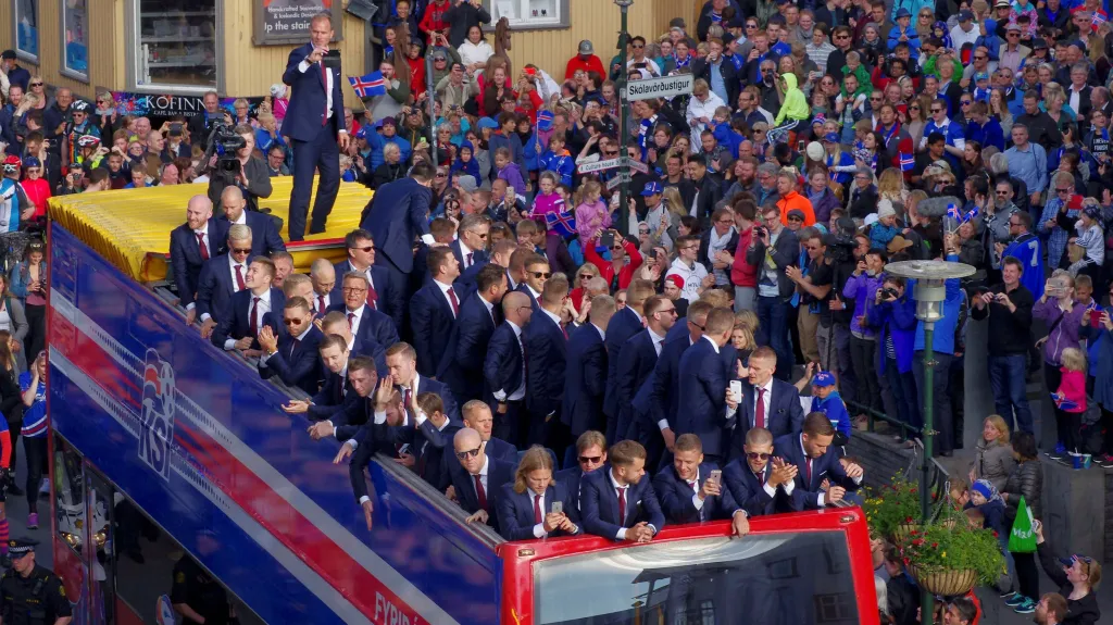 Islandští fanoušci vítají fotbalové hrdiny