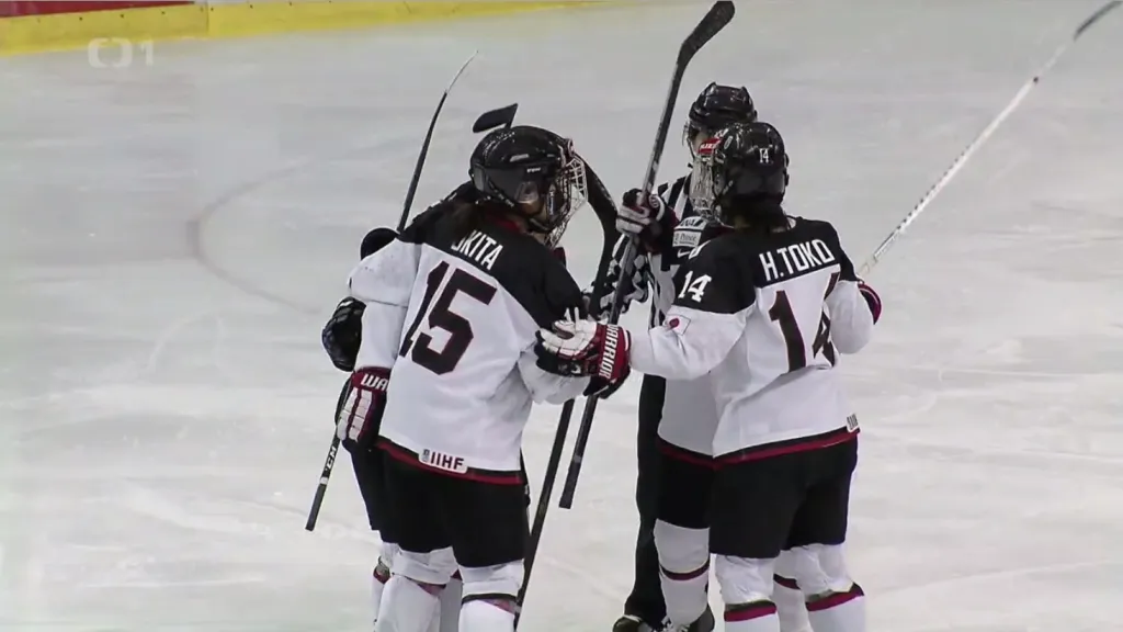 Slavící Japonky v utkání s českou reprezentací