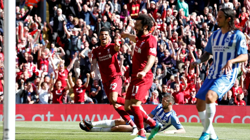 Slavící fotbalisté Liverpoolu