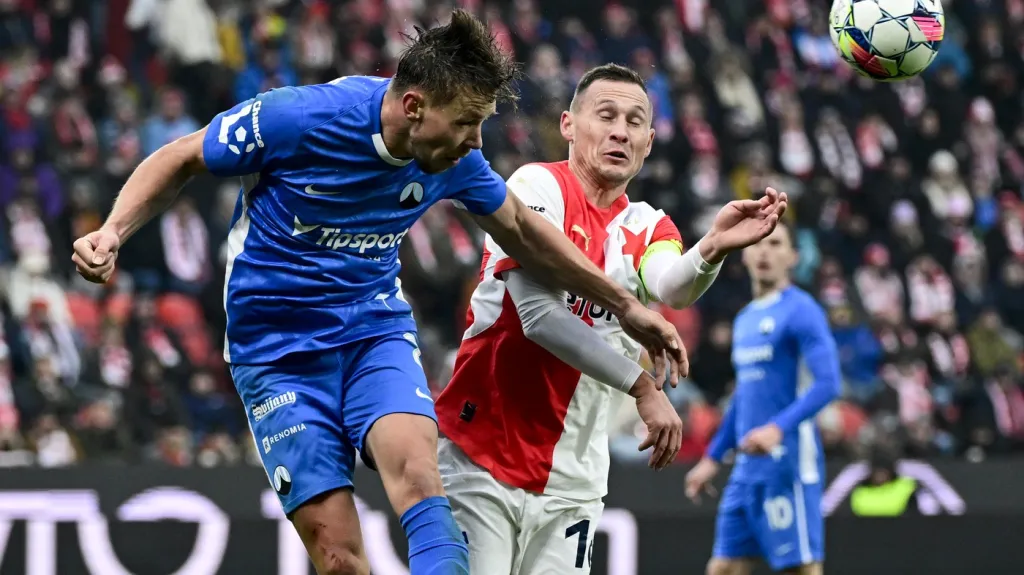 Slavia – Liberec, v boji o míč Plecitý a Bořil