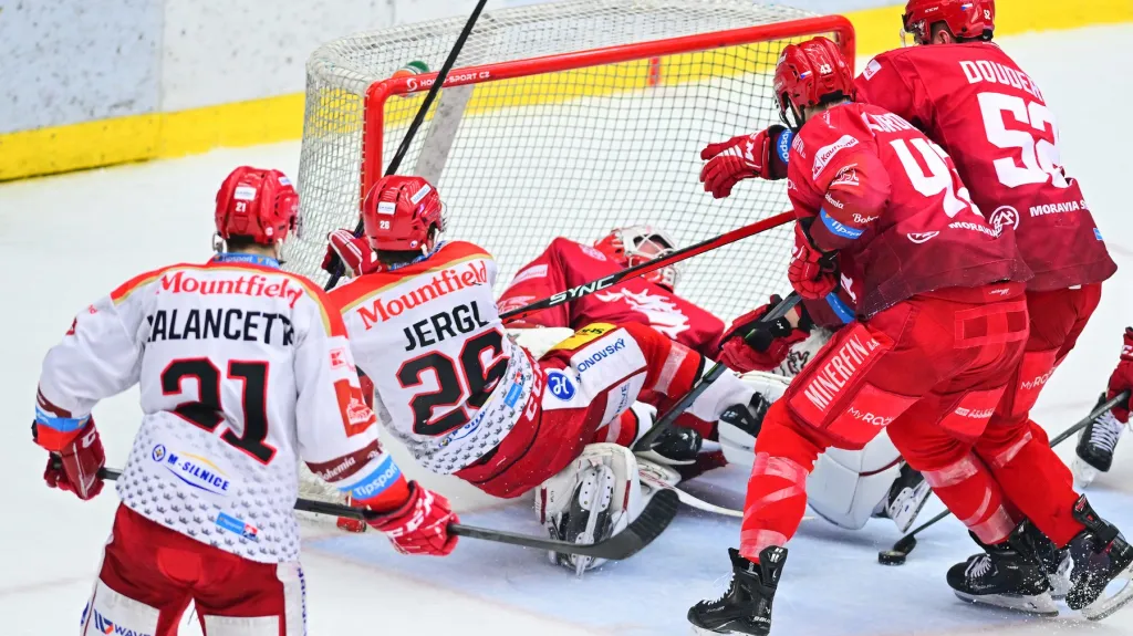 Aleš Jergl atakuje brankáře Ondřeje Kacetla